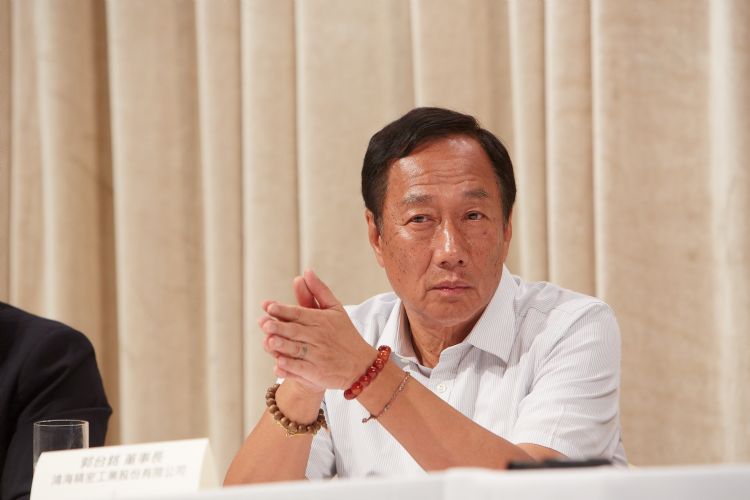 一份合约各自表述 微软、鸿海纷争的背后