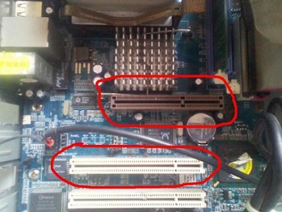 电脑显卡在主板上的哪个位置？怎么查看显卡的信息和更新驱动程序？