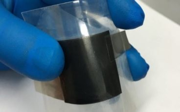 一种可弯曲的石墨烯超级电容器，快速充电和长期运行的储能突破
