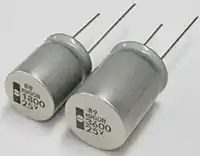适用于汽车变速器、电动水泵和高温应用的GQB系列电容器